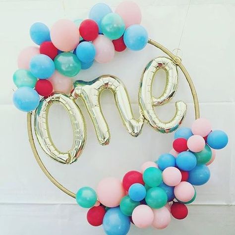 DIY One Balloon Hula Hoop Wreath from The Little Balloonery Balloon Wreath Diy, Hula Hoop Balloon, Hula Hoop Wreath, Diy Hula Hoop, Party Tricks, Hoop Wreaths, Bday Decor, Balloon Wreath, First Birthday Balloons