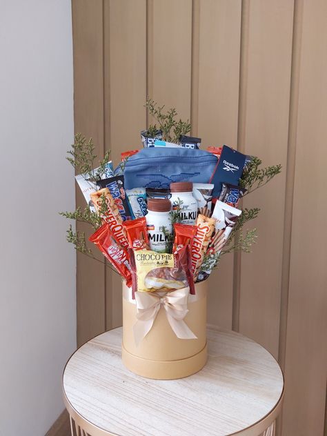 Diy Bouqet Snack, Snack Hampers Idea, Snack Bucket Ideas, Snack Basket Ideas Gift, Buket Snack Aesthetic, Snack Bouquet Diy, Snack Bouquet Ideas, Bingkisan Snack, Bouqet Snack