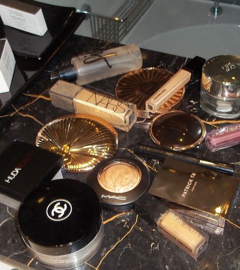 Aesthetics Makeup, Gold Aesthetics, Makeup Bag Essentials, Makeup Tut, Eye Makeup Designs, Vogue Beauty, Makeup Room, Makeup Obsession, Luxury Makeup