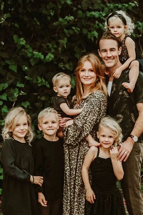 James Van Der Beek's Wife Is Pregnant With Their Sixth Child James Van Der Beek, Family Portrait Outfits, Summer Family Pictures, Big Family Photos, Large Family Photos, Cute Family Photos, Dawson's Creek, Summer Family Photos, Fall Family Photo Outfits