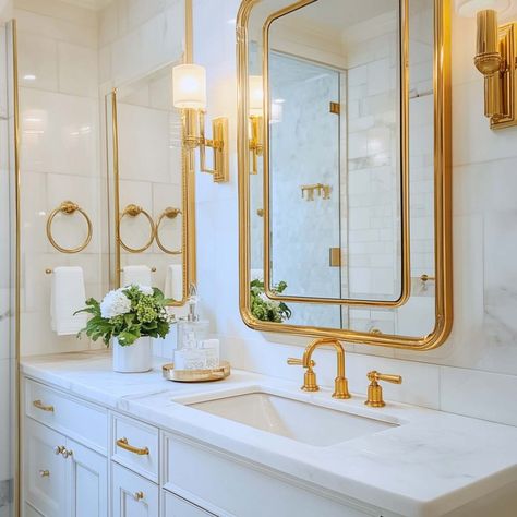 23 Must-See Bathroom Vanity Mirror Ideas for Every Style Gold Mirror Bathroom Ideas, Bathroom Mirror Ideas Single Sink, Mirrors In Bathroom, Bathroom Vanity Mirror Ideas, Gold Mirror Bathroom, Vanity Mirror Ideas, Minimalist Mirrors, Unique Bathroom Vanity, Baroque Mirror