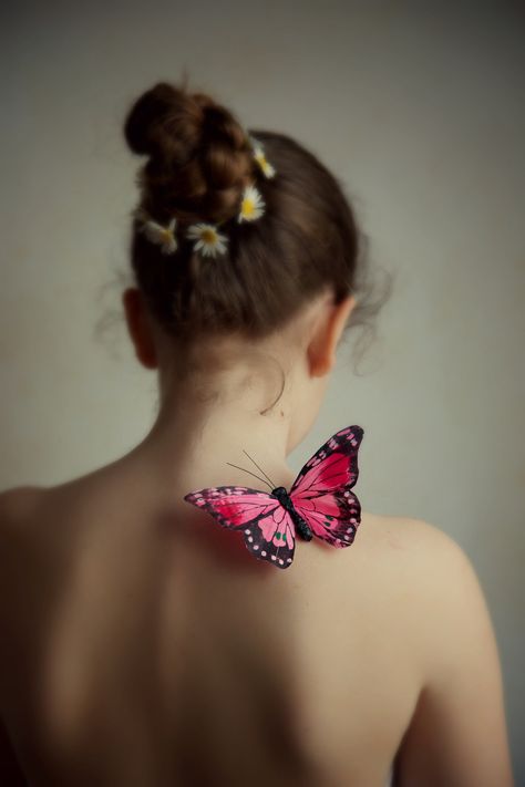 Girl With Butterfly, Art Photography Portrait, Pose Fotografi, Self Portrait Photography, Butterfly Kisses, Photoshoot Themes, Butterfly Effect, Trailer Park, Painting Art Projects