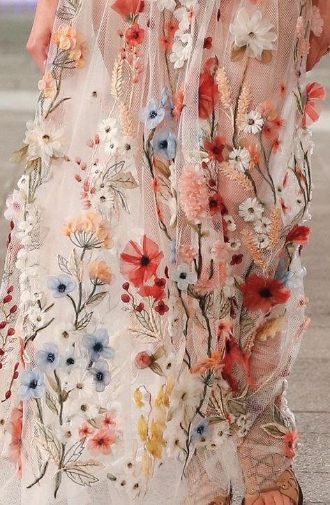 @dior #resort2021 Dior Floral Dress, Fashion Rebranding, Dior Flowers, Dior Embroidery, Embroidery Rose, Dior 2021, Haute Couture Embroidery, Beauty Dior, Amazing Embroidery