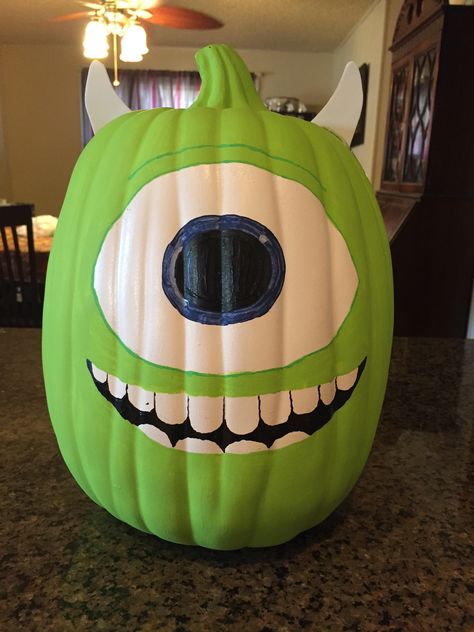 Mike Wazowski Pumpkin, Disney Pumpkin Painting, Halloween Pumpkin Crafts, Pumpkin Books, Disney Pumpkin, Easy Pumpkin Carving, Mike Wazowski, Halloween Facts, Halloween Traditions