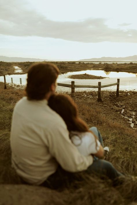 Romantic couples engagement photos. Couples photoshoots are the best time to try out some candid poses! Golden hour is the perfect time for any fall, summer, spring, or winter photo session!
Photo cred: tamweddingco, katiesuephotography, hopesandcheers, shannonferrellphotography Late Fall Engagement Photos, Engagement Photos Natural Poses, Candid Couple Photos, Couples Photography Poses, Candid Poses, Fall Couple Pictures, Fall Engagement Shoots, Month Anniversary, Fall Couple Photos