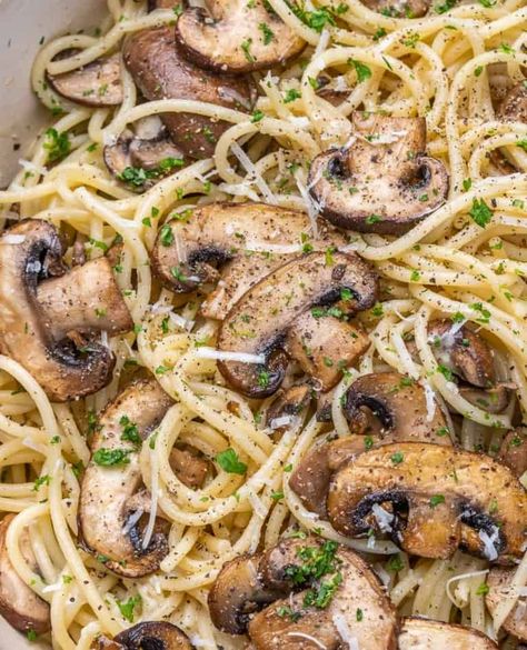 close up image of mushroom pasta Garlic Mushroom Pasta, Pasta With Mushrooms, Mushroom Recipes Pasta, Pasta Dinners, Pasta Dinner Recipes, Mushroom Pasta, Dinner Easy, Creamy Pasta, Spaghetti Recipes