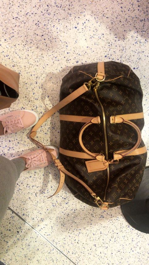 Baddie Airport Outfits, Travel Pictures Poses, Goyard Bag, Rich Girl Lifestyle, Louis Vuitton Men, Best Friend Photos, Dope Outfits For Guys, Lv Handbags, Friend Photos