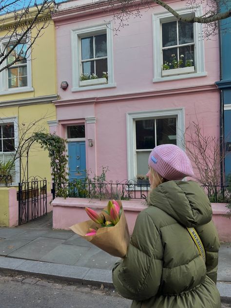 notting hill | london | pink house | coloured houses | pink beanie | flowers | bouquet photo | Ganni | insta inspo | candid | photo ideas | Notting Hill Photoshoot, Notting Hill Photo Ideas, New York Life Aesthetic, Double Decker Bus London, Hill Photoshoot, London Life Aesthetic, Candid Photo Ideas, 23 Photoshoot, London In April