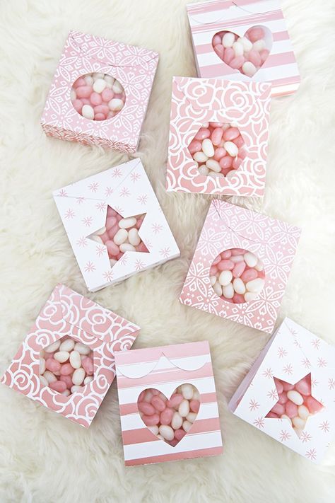 Candy pouch favors made using the Cricut Explore! Smores Wedding Favors, Wedding Favors And Gifts, Using Cricut, Candy Favors, Diy Gift Wrapping, Diy Candy, Diy Gift Box, Wedding Gift Favors, Candy Boxes