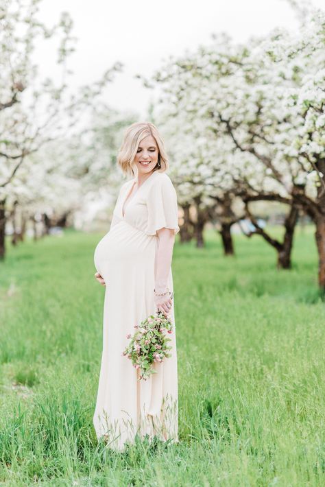 Family Maternity Session at Sunset Orchard by KC England Photography #spokanephotographer #maternitysession Apple Blossom Maternity Photos, Spring Maternity Photos, Apple Flowers, Spring Maternity, England Photography, Maternity Photoshoot Poses, Newborn Photography Props, Shooting Photo, Family Maternity