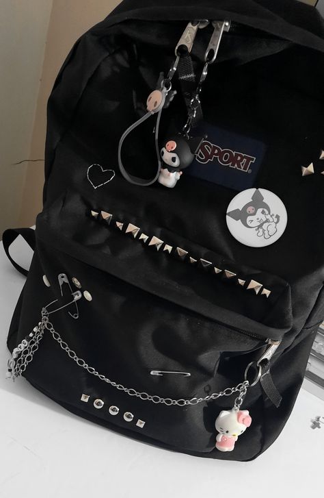 Aesthetic Backpack Accessories, Accessories For Backpacks, Cool Backpack Aesthetic, School Backpacks Ideas, How To Make Your School Bag Aesthetic, Emo Backpacks For School, Backpack Inspo Pins, Backpack Accessories Ideas, Aesthetic Backpack Pins