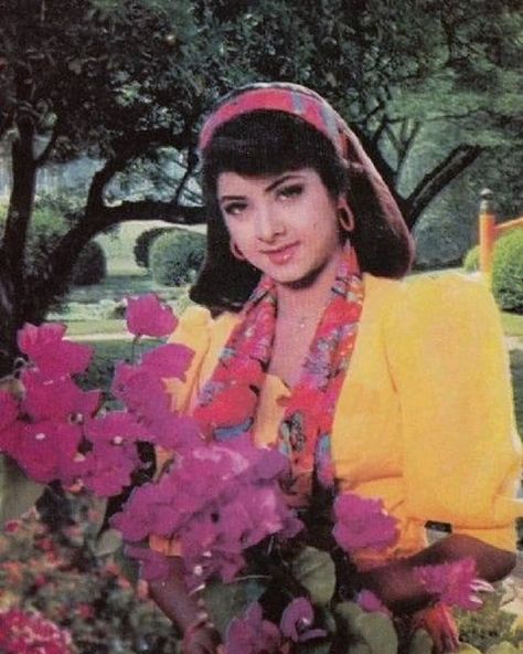 60s Bollywood Fashion, Divya Bharti, Retro Fashion Outfits, Star Actress, 60s And 70s Fashion, Vintage Photoshoot, Bollywood Outfits, Picture Collection, Bollywood Celebrities