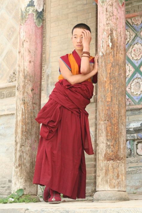 Young Tibetan monk Monk Mindset, Buddhist Fashion, Qinghai China, Economics Major, Atla Oc, Buddhist Clothing, Tibetan Clothing, Rural China, Tibetan Monk