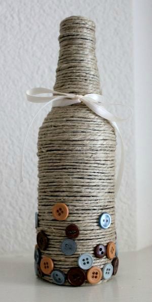 DIY  bottle decor - a beer bottle, hemp cord, hot glue, buttons, and ribbon! Diy Bottle Decor, Beer Bottle Crafts, Bottle Decoration, Glass Bottle Diy, Diy Glass Bottle Crafts, Jute Crafts, Bottle Decor, Glass Bottles Art, Wine Bottle Art