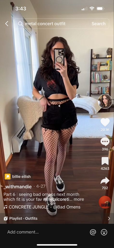 Bmth Concert Outfit, Summer Rock Concert Outfit Ideas, Summer Rock Concert Outfit, Metal Concert Outfit, Billie Eilish Concert Outfit, Rock Festival Outfit, Shorts And Fishnets, Grungy Outfit, Blink 182 Concert