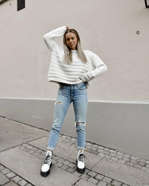 White Lace Up Boots Outfit, How To Style White Doc Martens, White Dr Martens Outfit, White Combat Boots Outfit, White Doc Martens Outfit, Doc Marten Outfits, White Docs, White Lace Up Boots, Combat Boot Outfits