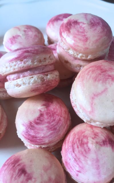 Swirl Macarons, Mix Berry, Amazing Cookie Recipes, Macaron Filling, Macaron Flavors, Macaron Cookies, Raspberry Preserves, French Macaroons, Strawberry Buttercream