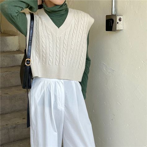 Woolen Vest Outfits For Women, White Cropped Vest Outfit, Outfit With White Vest, White Knit Vest Outfit, White Knitted Vest Outfit, Short Vest Outfits For Women, Knitted Vest Outfits For Women, White Vest Outfits, Sweater Vest Outfit Winter