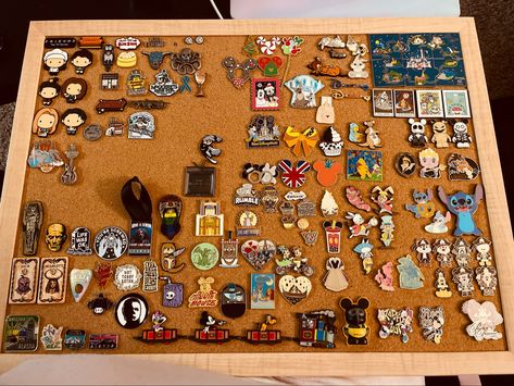 Disney Pin Display Diy Cork Boards, Cork Board Ideas For Bedroom, Pin Board Ideas, Disney Pin Display, Backpack Pins, Disney Trading Pins, Disney Home, Diy Life Hacks, Diy Life