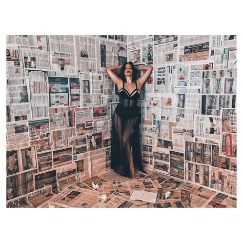 Diy Newspaper Backdrop, Selfie Wall Ideas Photo Backdrops Diy, Photoshoot Newspaper Background, Backdrop Picture Ideas, Newspaper Set Design, Home Photoshoot Ideas Diy Photography Backdrops, Newspaper Decoration Ideas, Photo Shoot Room Ideas, Newspaper Background Photography