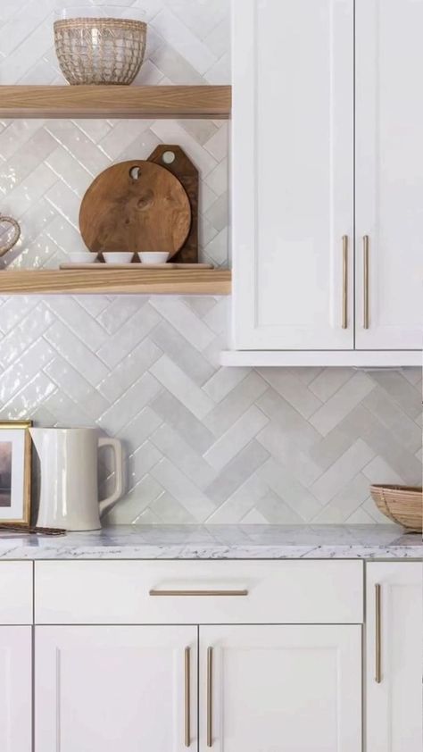 Oak Cabinets Backsplash, Round Mehndi Designs, Grey Backsplash Kitchen, Ceramic Tiles Kitchen, Herringbone Backsplash Kitchen, White Herringbone Backsplash, Country Kitchen Backsplash, Round Mehndi, Paint Colors Kitchen