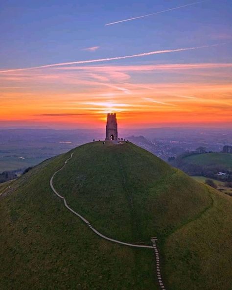 Welsh Heritage, Glastonbury England, Evening Photo, Mists Of Avalon, Glastonbury Tor, Moving To England, After Life, Sacred Places, Photo Of The Day