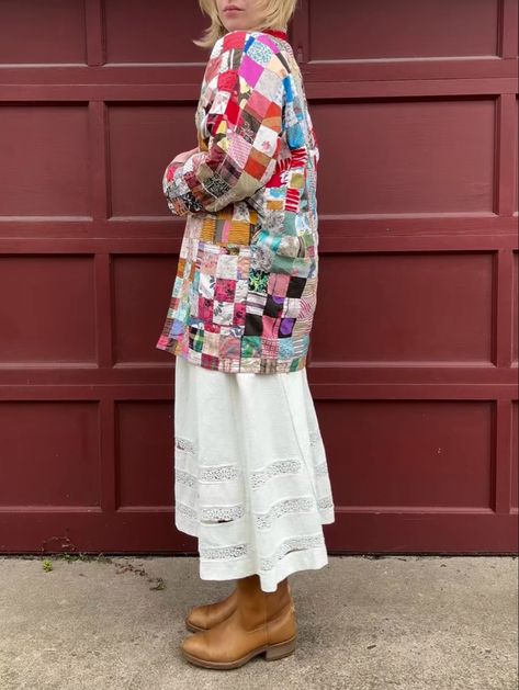 Quilt Jacket Outfit, Quilted Jacket Street Style, Artsy Streetwear, Quilted Jacket Outfit, Eclectic Outfits, Fw 2024, Campus Boots, Weird Girl, Quilted Coats