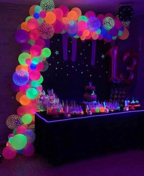 Neon Pool Party Ideas, Glow Birthday Party Ideas, Neon Pool Party, Neon Party Themes, Neon Pool Parties, Glow Theme Party, 17. Geburtstag, Neon Party Decorations, Sweet 16 Party Themes