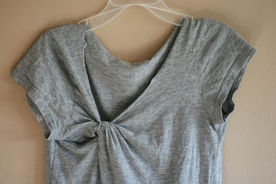 Umgestaltete Shirts, Shirt Makeover, Knot Shirt, Knotted Shirt, Tshirt Makeover, Tshirt Knot, T-shirt Refashion, Shirt Refashion, Old T Shirts