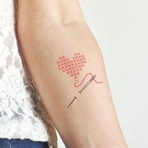 Tatuajes temporales con los que vas a triunfar Cross Stitch Tattoo, 3 Tattoo, Small Hand Tattoos, Tattoo Aftercare, Pattern Tattoo, Valentine Special, Crochet Heart, Bag Crochet, Mini Tattoos