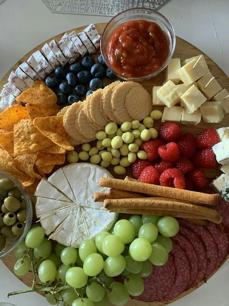 Party Food Buffet, Catering Ideas Food, Party Food Platters, Charcuterie Recipes, Picnic Food, Snacks Für Party, Buffet Food, Picnic Foods, Christmas Appetizers