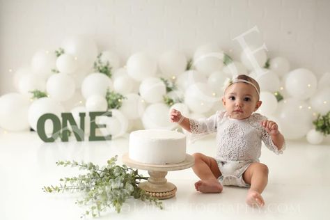 1st Birthday Photoshoot With Balloons, Cake Smash Balloon Backdrop, White Balloon Cake Smash, Cake Smash White Backdrop, Simple Baby Birthday, Simple First Birthday, Half Birthday Baby, Cake Smash Theme, Cat Themed Birthday Party