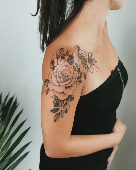 Back Arm Flower Tattoo, Rose Shoulder Tattoos For Women Unique, Rose Shoulder Tattoos For Women, Rose Shoulder Tattoos, Shoulder Tattoos For Women Unique, Rose Tattoo Shoulder, Unique Rose Tattoo, Tattoos For Women Unique, Feminine Shoulder Tattoos