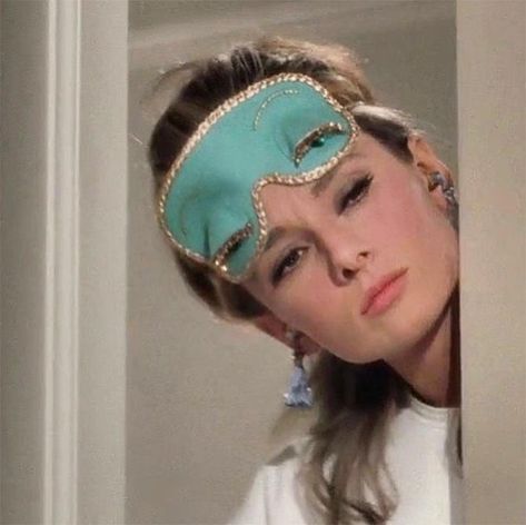 Audrey Hepburn wearing her Tiffany Blue colored sleeping mask and fringed ear plugs answers the door to meet her new neighbor in a scene from ‘Breakfast at Tiffany’s’ (1961). Breakfast At Tiffany's Aesthetic, Aubrey Hepburn, Stile Blair Waldorf, Audrey Hepburn Photos, Holly Golightly, Audrey Hepburn Style, Breakfast At Tiffany's, Hepburn Style, Look Retro