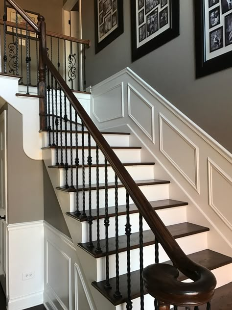 Wainscoting Ideas Staircase, Stair Wall Molding, Split Staircase Ideas, Old House Staircase, Brown Staircase, Ideas For Staircase, Banister Ideas, Old Staircase, Stairs And Hallway Ideas