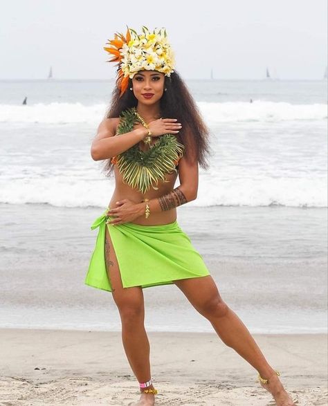 Ori Tahiti Costume, Tahitian Headpiece, Hula Dress, Polynesian Beauty, Tahitian Costumes, Ori Tahiti, Polynesian Dance, Tahitian Dance, Hawaiian Woman