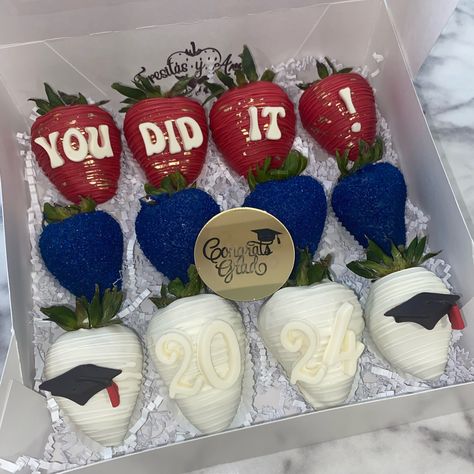 Graduation themed dipped strawberries ♥️💙🤍 Message me to order your custom set 🍓✨ #congratsgrad #graduationstrawberries #phoenixsmallbusiness Graduation Strawberry Ideas, Graduation Strawberries, Holguin, Dipped Strawberries, Graduation 2024, Job Ideas, Strawberry Dip, 2024 Graduation, Senior Night