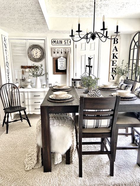 Modern Farmhouse Dining Room Dark Table, Modern Farmhouse Dining Area, Farmhouse Chic Dining Table, Black And White Farmhouse Living Room, Farmhouse Dining Area, Neutral Dining Room Decor, White Farmhouse Table, Room Lights Decor, Dining Room Decorating Ideas