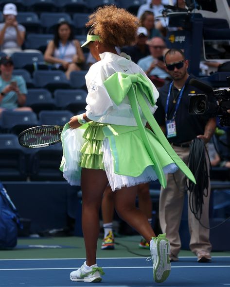 All coquette-ish in the pictures w the flash on 🎀 Naomi Osaka’s custom Nike kit for the US Open created by @yoon_ambush is gonna go down in history as a true signifier of cultural relevance in 2024. Noting inspiration from the Japanese Lolita subculture, the details of this fit fall right at the intersection of micro-trend rejection, and an all-out reckoning and reclamation for women in sport. More. Of. This. Immediately. Welcome back @naomiosaka☝️🙂‍↕️ . . . . #naomiosaka #tennis #usopen #ni... Nike Tennis Outfits, Tennis Lifestyle, Naomi Osaka, Estilo Harajuku, Louis Armstrong, Tennis Fashion, Sportswear Fashion, Nike Tennis, Tennis Player