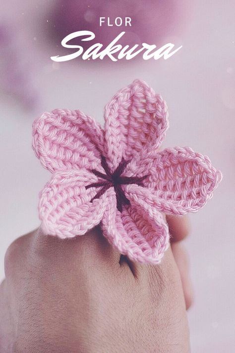 Aprende a tejer esta Sakura junto  Príncipe del Crochet Crochet Butterfly Pattern, Crochet Flowers Free Pattern, Yarn Flowers, Crochet Bouquet, Crochet Earrings Pattern, Pola Amigurumi, Crochet Hair Accessories, Crochet Plant, Crochet Butterfly