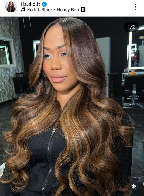 Caramel Balayage On Dark Skin, Dark Brown And Honey Blonde Hair, Black And Honey Brown Hair, Chocolate Brown Hair With Honey Blonde Highlights, Honey Highlights On Dark Hair, Beyonce Blonde Hair, Boliage Hair, Wig Inspiration, Black Balayage