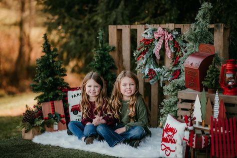 Christmas Mini Session Poses, Christmas Photoshoot Setup Ideas, Christmas Mini Sessions Outdoor Setup, Christmas Mini Sessions Outdoor, Christmas Picture Background, Outdoor Christmas Photos, Elf 2024, Christmas Photography Props, Diy Christmas Photoshoot