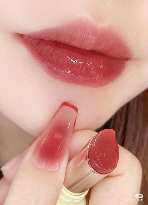 Plump Lips Aesthetic, Gloss Lips, Wine Lips, A Cartoon Character, Plump Lips, Rosy Lips, Makeup Accesories, Ombre Lips, Juicy Lips