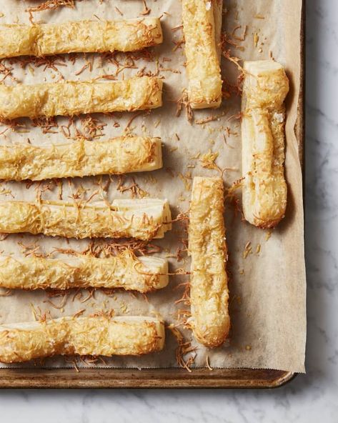 Cheesy Puff Pastry, Happy Hour Appetizers, Plum Crumble, Cheesy Appetizer, Cheese Puff Pastry, Bread Sticks, Ina Garten Recipes, Puff Pastry Dough, Crumble Recipe