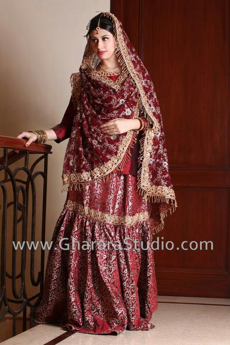 Kimkhwab Gharara Maroon Gharara, Wedding Frock Designs, Dhaka Pajama, Garara Dress, Bridal Gharara, Gharara Designs, Bride Dress Simple, Latest Bridal Dresses, Dress Neck Designs