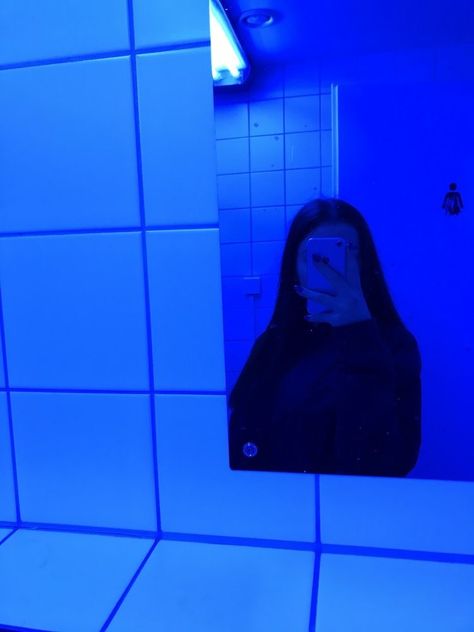 {pinterest❥ - @xoslump} Credit-@caløries Tumblr Profile Pics, Rauch Fotografie, Everything Is Blue, Blue Lights, Tumblr Art, Photos Tumblr, Tumblr Photography, Selfie Ideas Instagram, Trik Fotografi