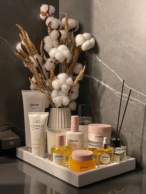 Bathroom Styling Ideas Decor, Organation Ideas, Organised Skincare, Skincare Organization Ideas, Bathroom Skincare Organization, Bathroom Designs 2023, Bathroom Counter Decor, Aesthetic Skincare, Counter Decor