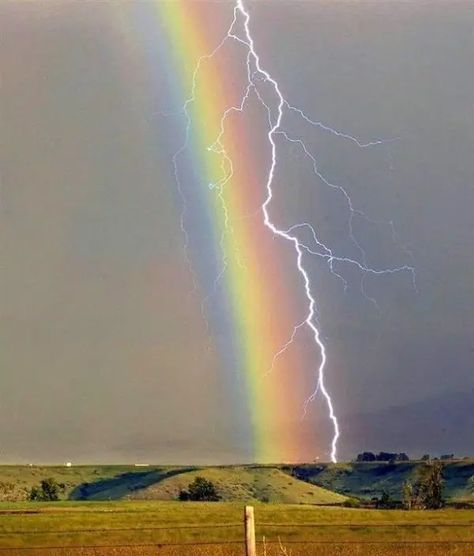 89 Pictures of Rainbows That Will Get You Clicking Your Ruby Slippers ... Cer Nocturn, Rainbow Pictures, Wild Weather, Image Nature, Ice Age, Natural Phenomena, Beautiful Rainbow, A Storm, Beautiful Sky