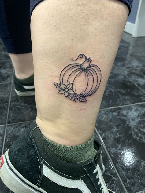 Simple pumpkin design tattoo Dainty Pumpkin Tattoo, Pumpkin Tattoos For Women, Simple Pumpkin Tattoo, Traditional Pumpkin Tattoo, Small Pumpkin Tattoo, Pumpkin Tattoo Small Simple, Cute Pumpkin Tattoo, Pumpkins Tattoo, Pumpkin Tattoos