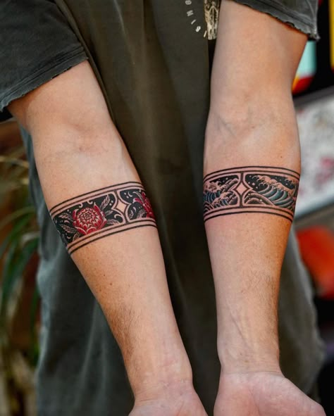 Bicep Wrap Around Tattoo Men, Yakuza Style Tattoo, Ankle Band Tattoo, Tato Maori, Wrist Band Tattoo, Cuff Tattoo, Unique Wrist Tattoos, Forearm Band Tattoos, Band Tattoo Designs